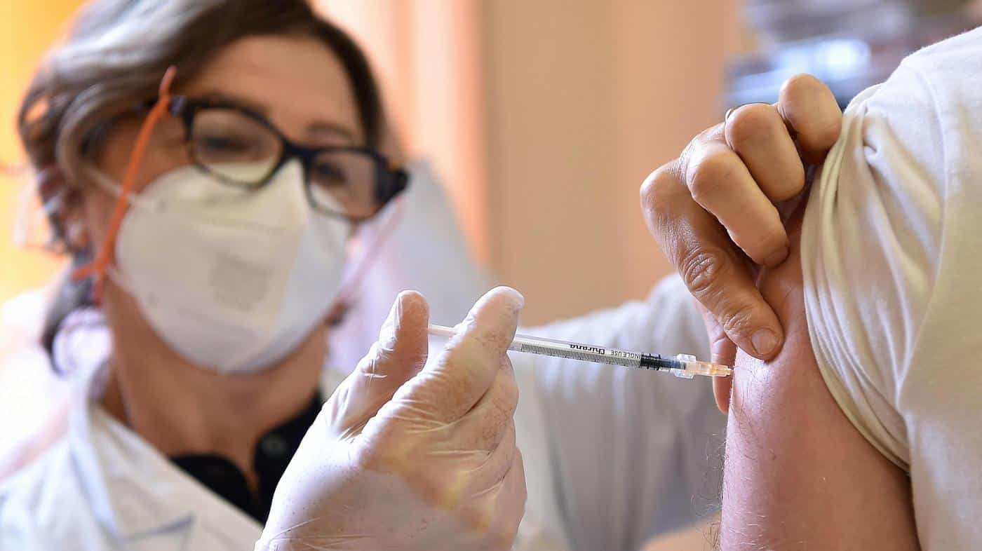 Vaccinazioni in Italia lontane dalle 500 mila dosi al giorno