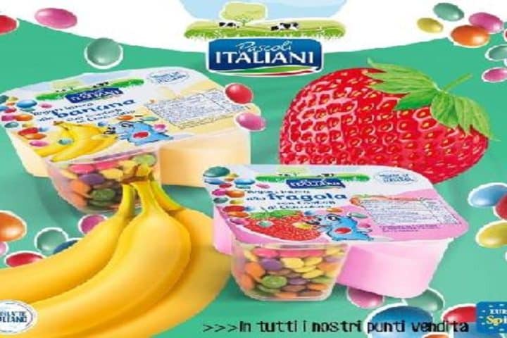 yogurt con pezzi di plastica