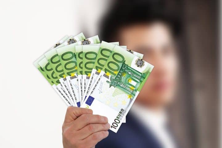 Euro ai massimi contro il dollaro da 3 mesi