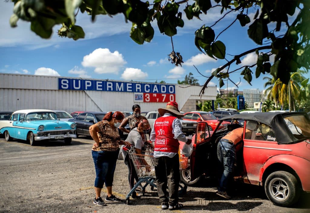 A Cuba la benzina si paga in dollari