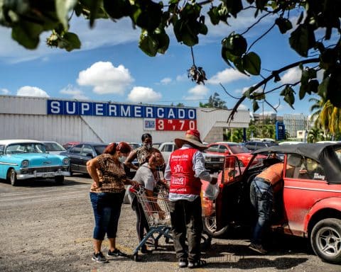 A Cuba la benzina si paga in dollari