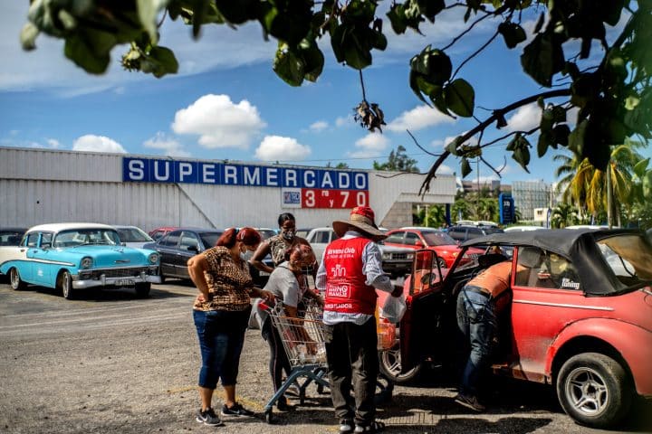 A Cuba la benzina si paga in dollari